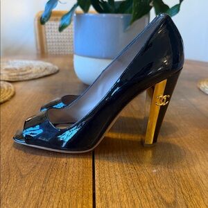 CHANEL Black Patent Leather Peep-Toe Pumps with Gold Logo Block Heel